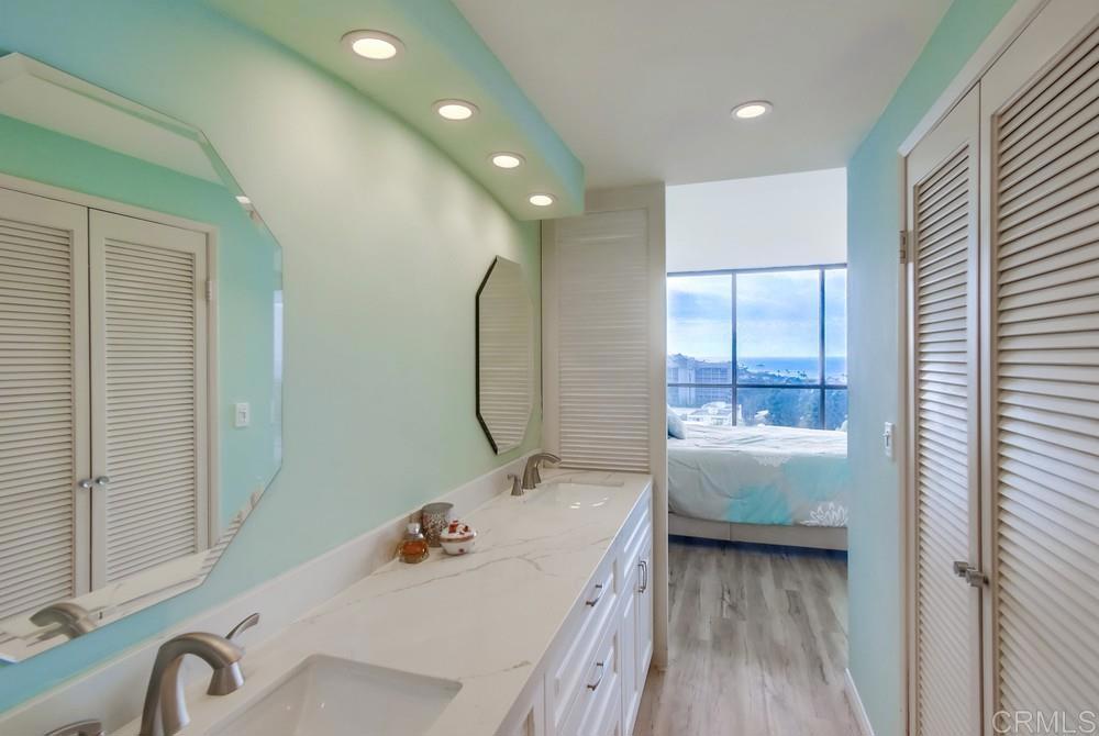2500 Torrey Pines Road, Unit 802 La Jolla, CA 92037 - Photo 22 of 40 a bathroom with a tub sink and mirror