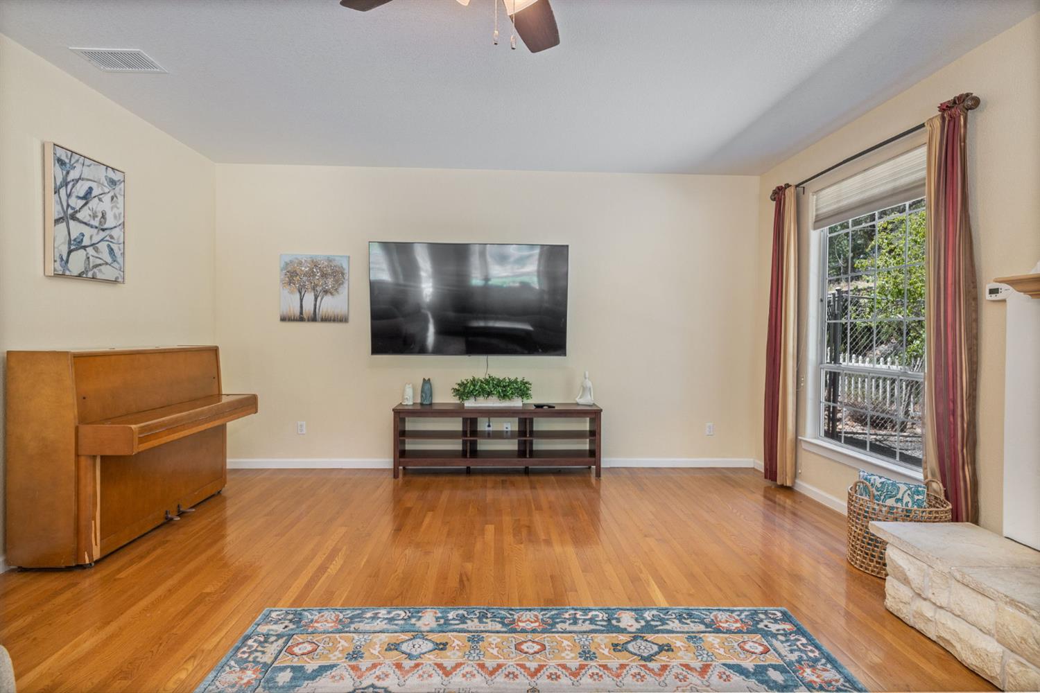 34811 Wintergreen Loop North Fork, CA 93643 - Photo 19 of 76 a living room with furniture and a flat screen tv