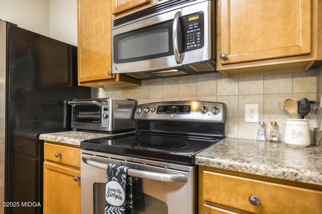 135 Abelia Lane Byron, GA 31008 - Photo 10 of 32 a kitchen with a stove and a microwave