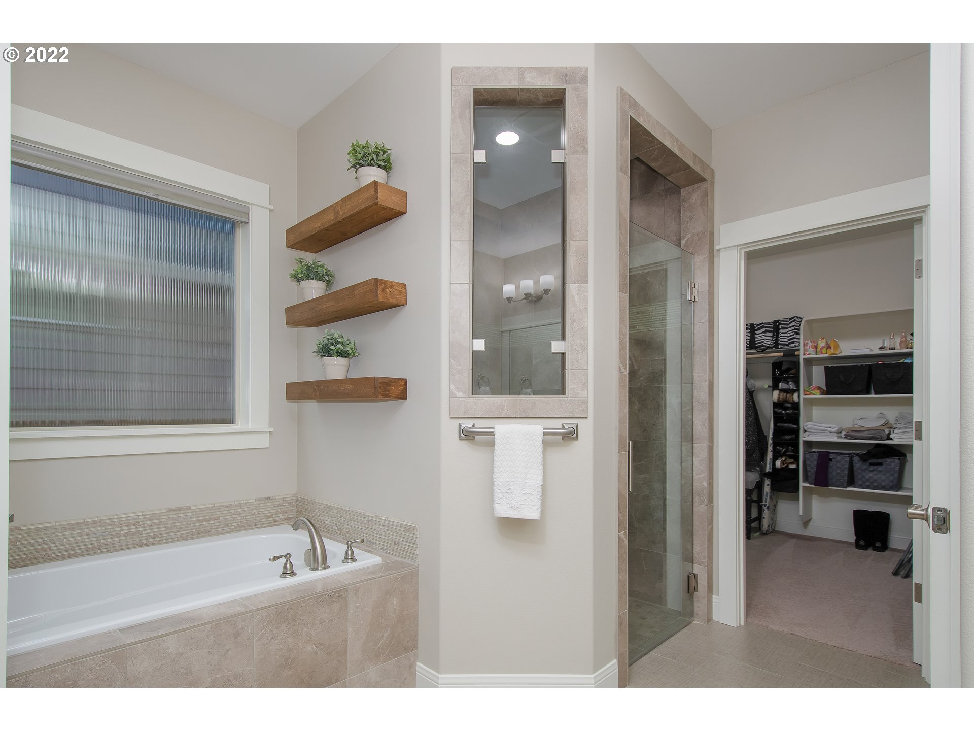 2507 Northeast 176th Street Ridgefield, WA 98642 - Photo 14 of 32 a bathroom with a tub sink and mirror