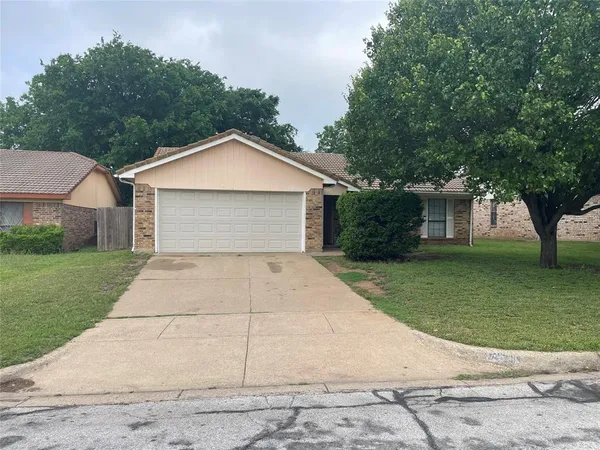 $1,900 | 7420 Meadowcreek Drive, Fort Worth, TX 76133