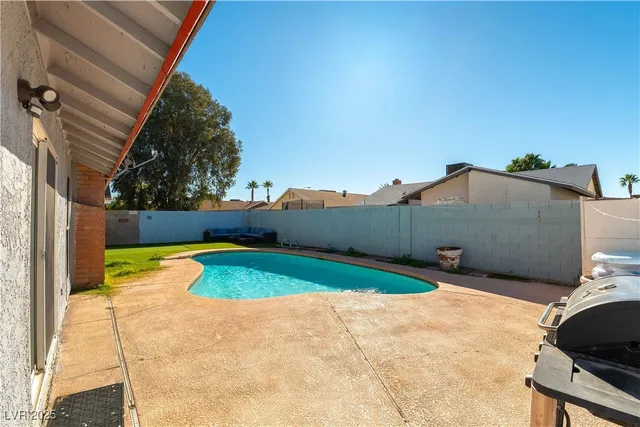 $2,000 | 6173 West Twain Avenue, Las Vegas, NV 89103