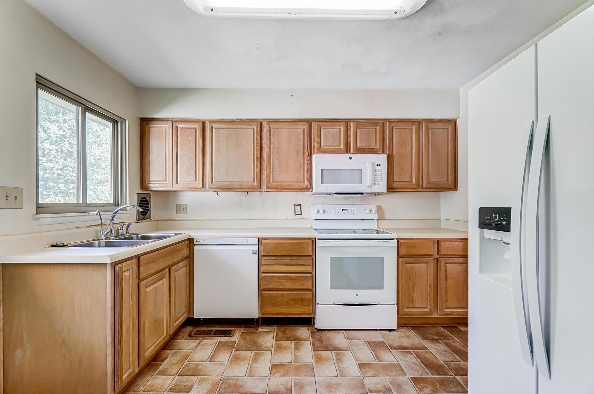 2094 Ward Road Columbus, OH 43224 - Photo 9 of 35 010