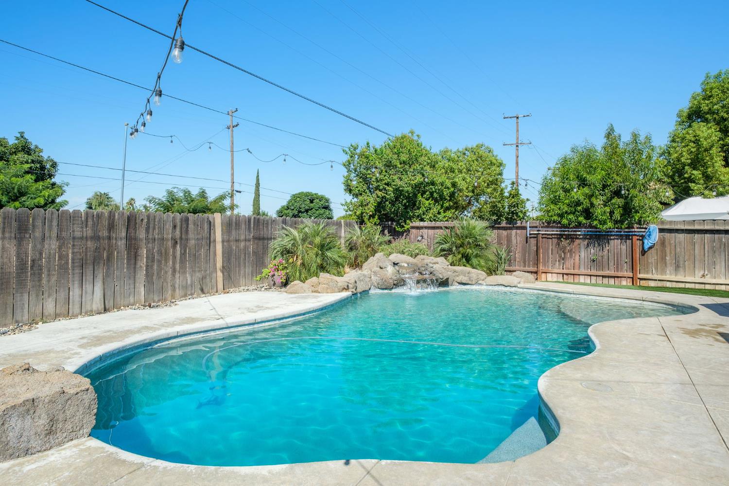 2604 Harvard Avenue Clovis, CA 93612 - Photo 24 of 28 a view of a backyard with plants and lake