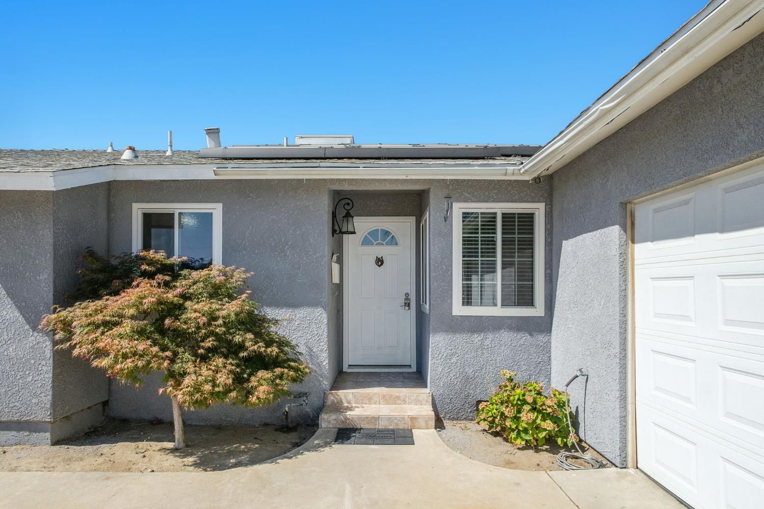 2604 Harvard Avenue Clovis, CA 93612 - Photo 4 of 28 a view of a house with potted plants