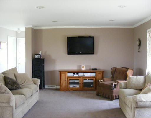 786 Garner Run Road Waynesburg, PA 15370 - Photo 3 of 8 Den/Family/Great Room. Family room is open to kitchen and dining room. All neutral decor. Wired for flat screen TV! Very bright and spacious!