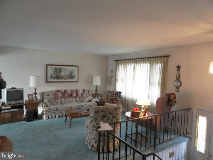 8015 Redstone Road Kingsville, MD 21087 - Photo 12 of 28 Living Room