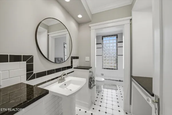 $539,000 | 201 West Washington Avenue, Clinton, TN 37716