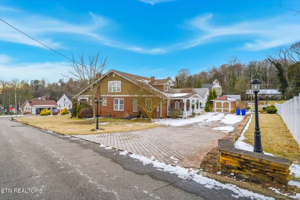 $539,000 | 201 West Washington Avenue, Clinton, TN 37716