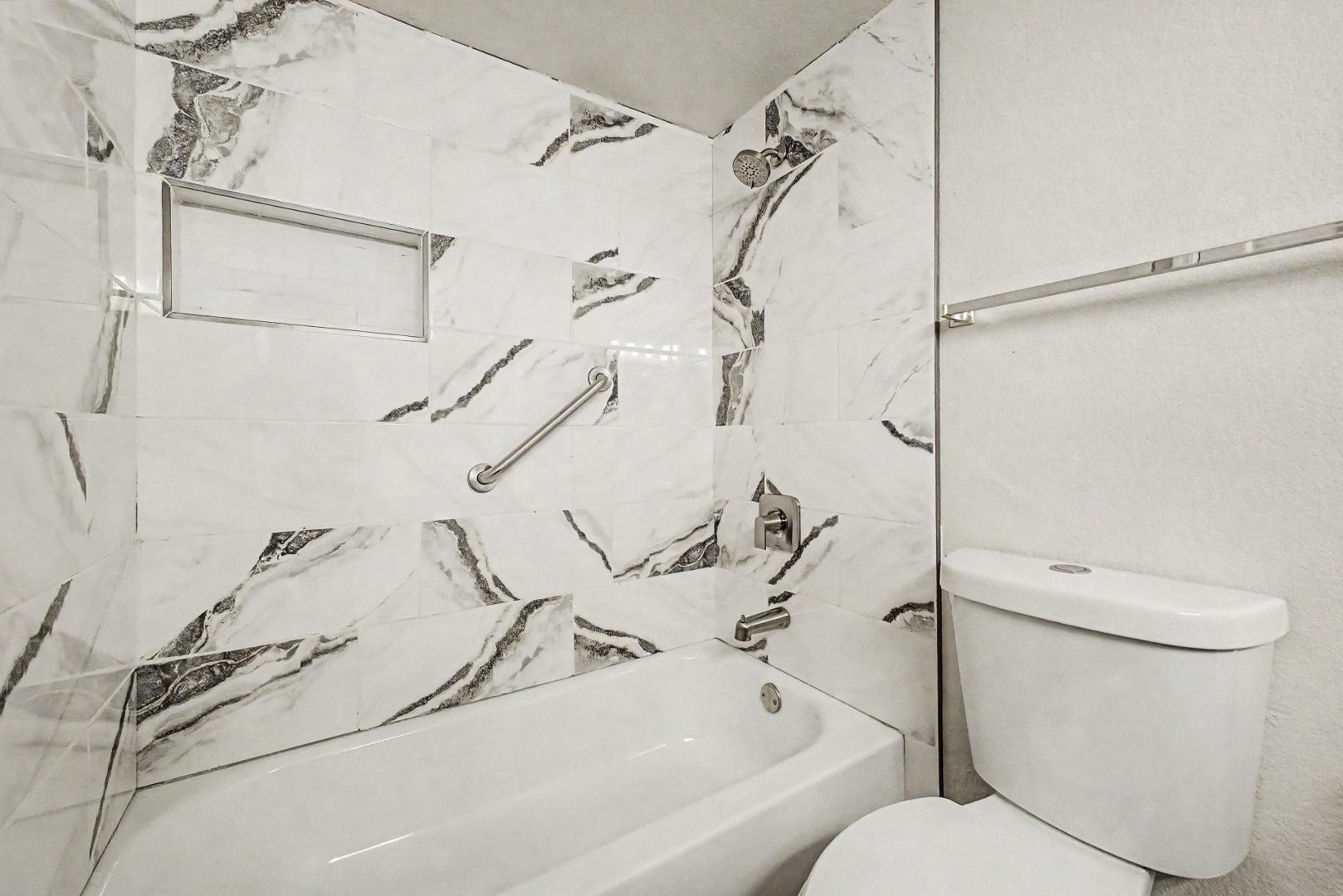 6885 East Cochise Road, Unit 142 Paradise Valley, AZ 85253 - Photo 35 of 47 a bathroom with a toilet and a bathtub