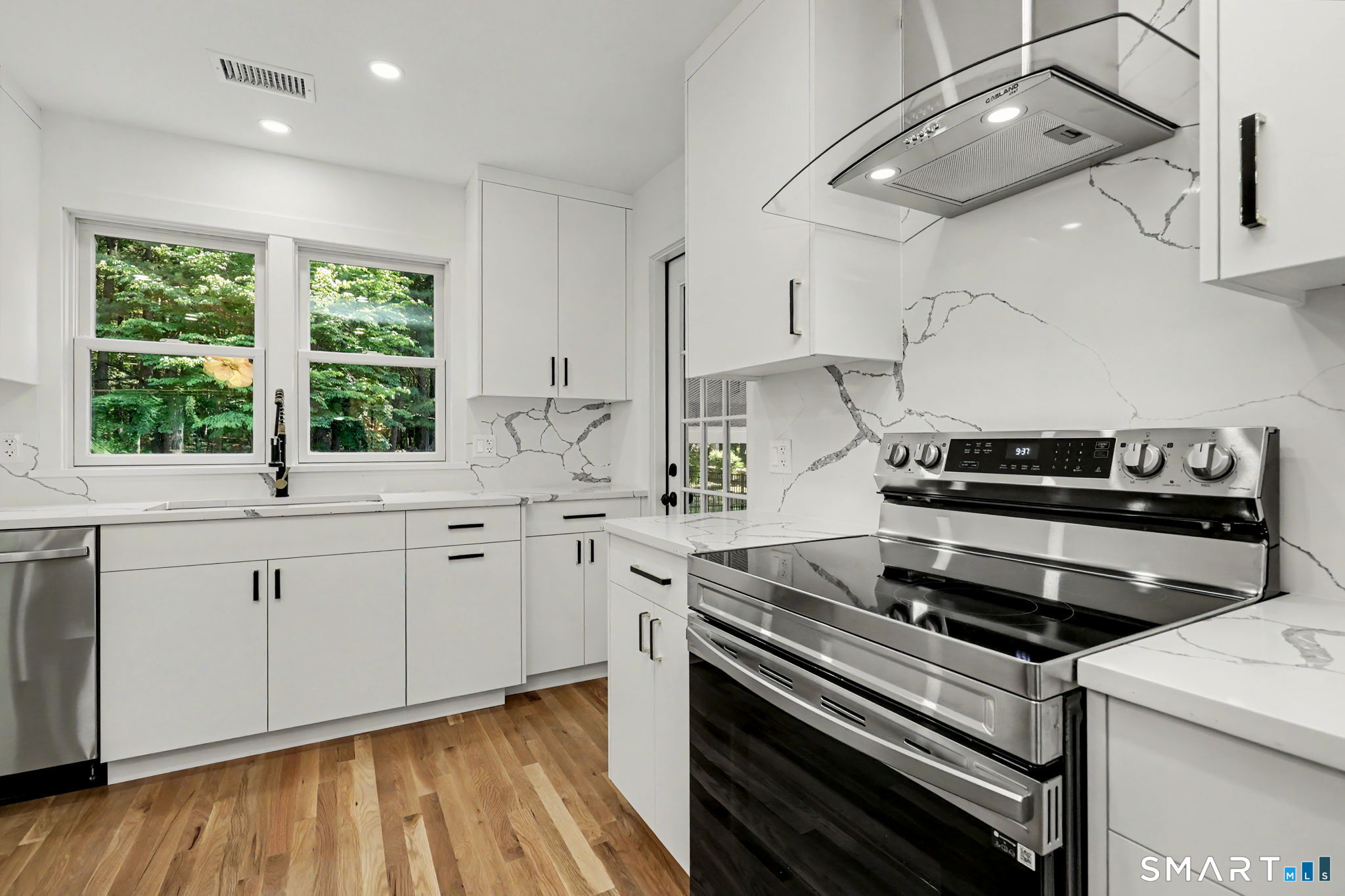 8 Live Oak Road Norwalk, CT 06851 - Photo 12 of 40