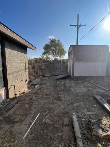 a view of a backyard