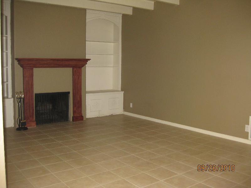 1211 East Encantada Place Phoenix, AZ 85014 - Photo 4 of 8 LIVING ROOM