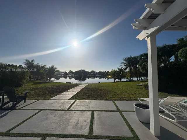 a view of a back yard