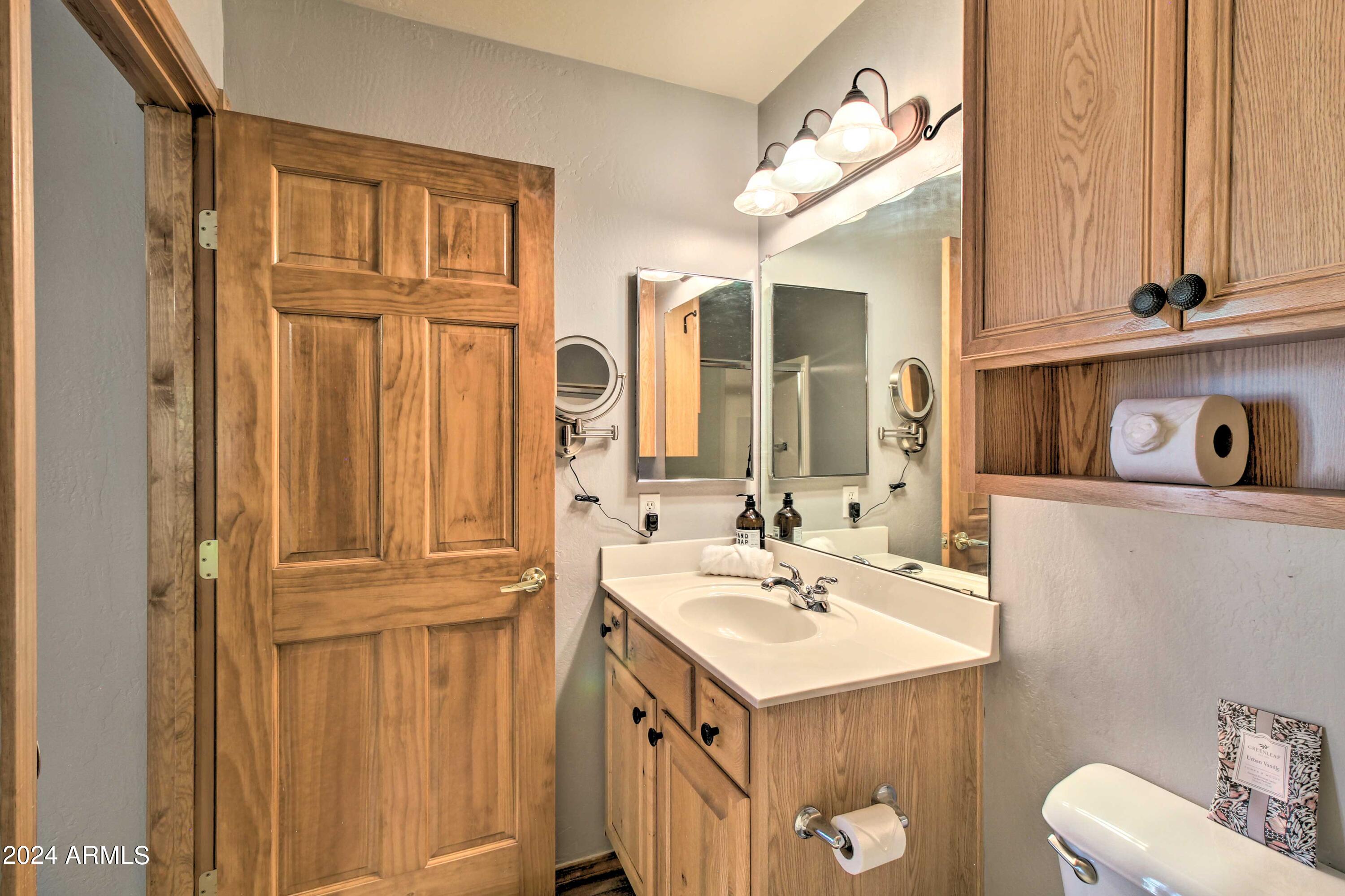 2320 Buffalo Loop Overgaard, AZ 85933 - Photo 20 of 54 OWNERS BATH