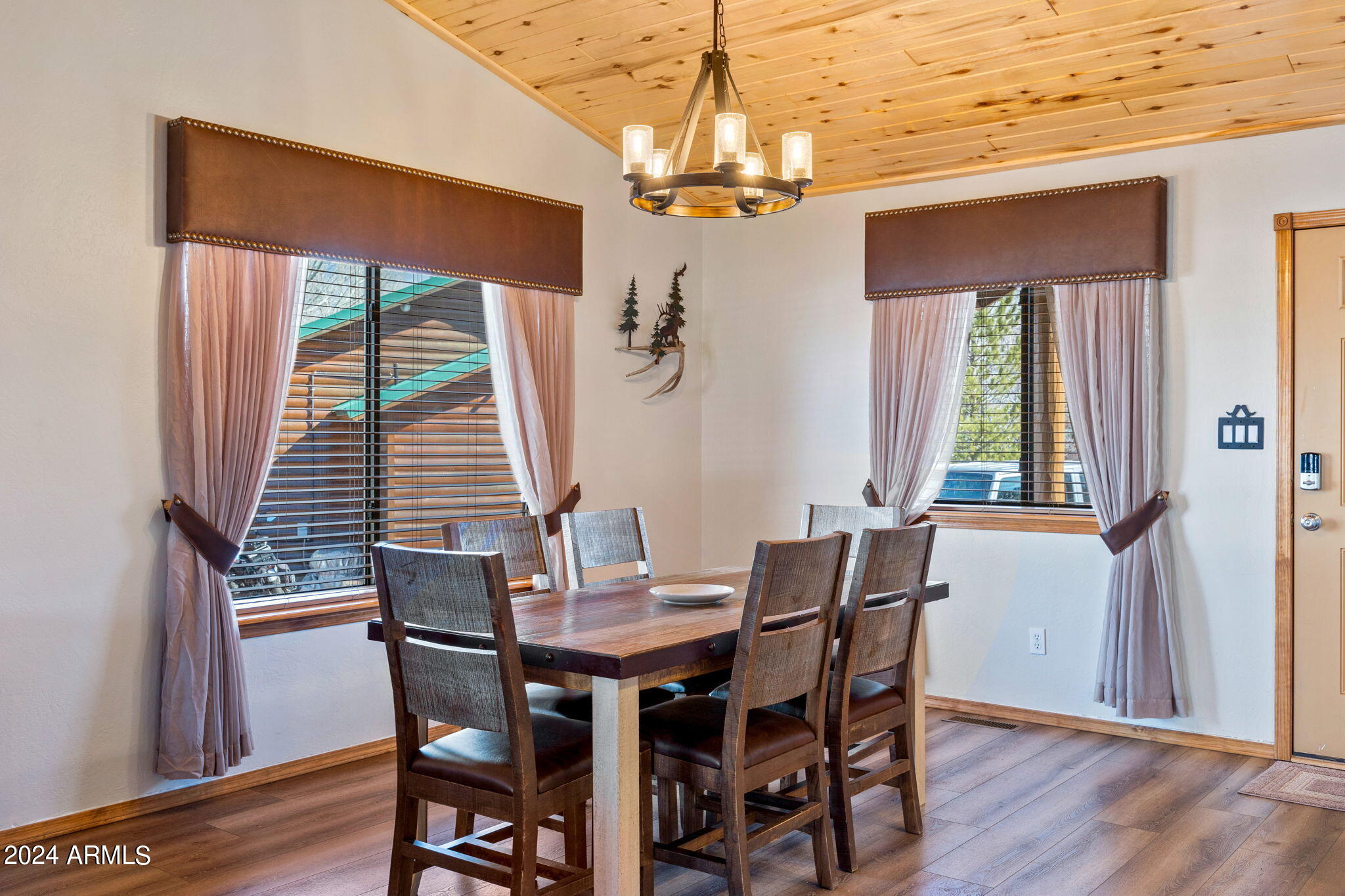 2320 Buffalo Loop Overgaard, AZ 85933 - Photo 3 of 54 DINING