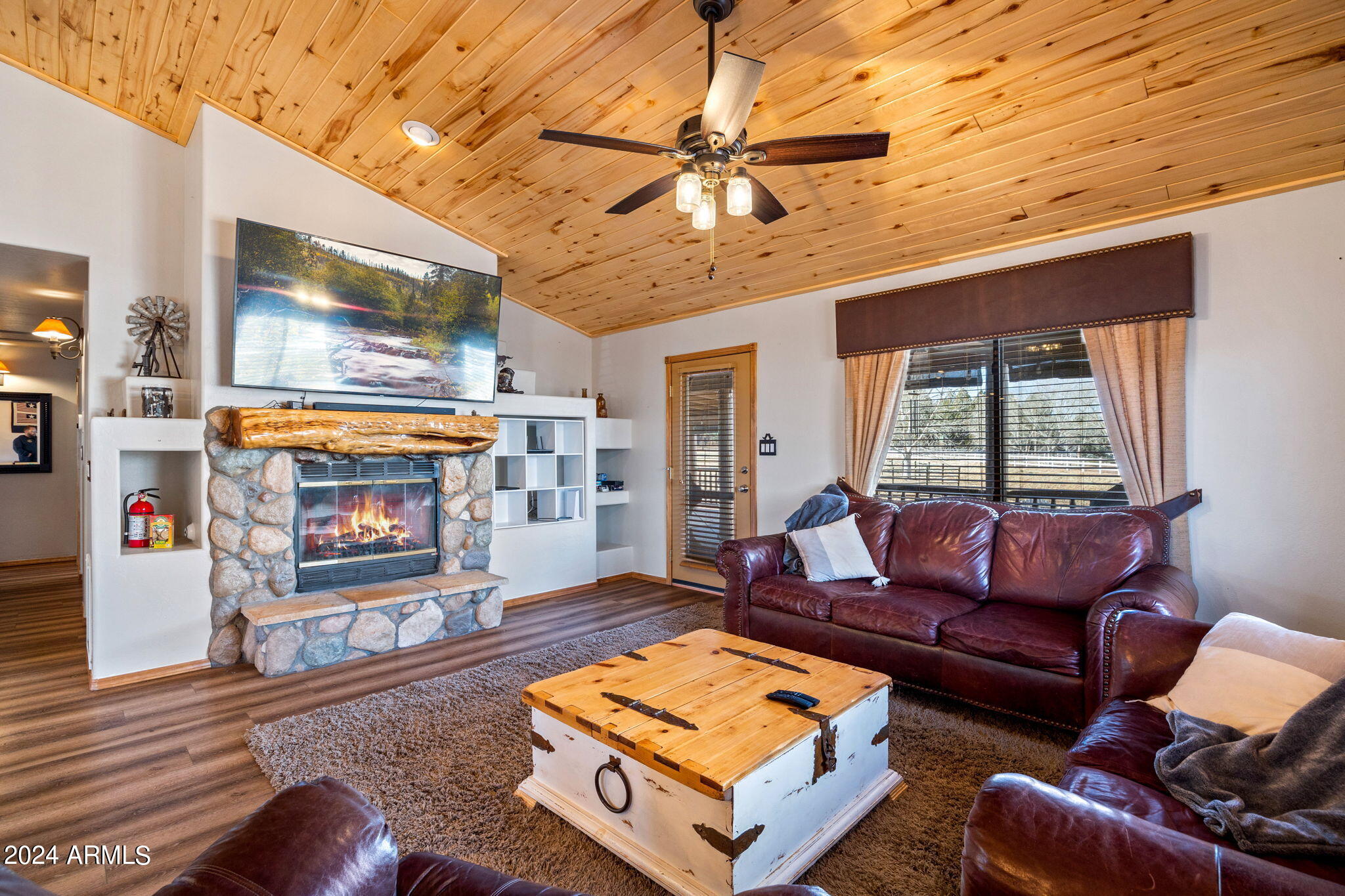 2320 Buffalo Loop Overgaard, AZ 85933 - Photo 4 of 54 GREAT ROOM