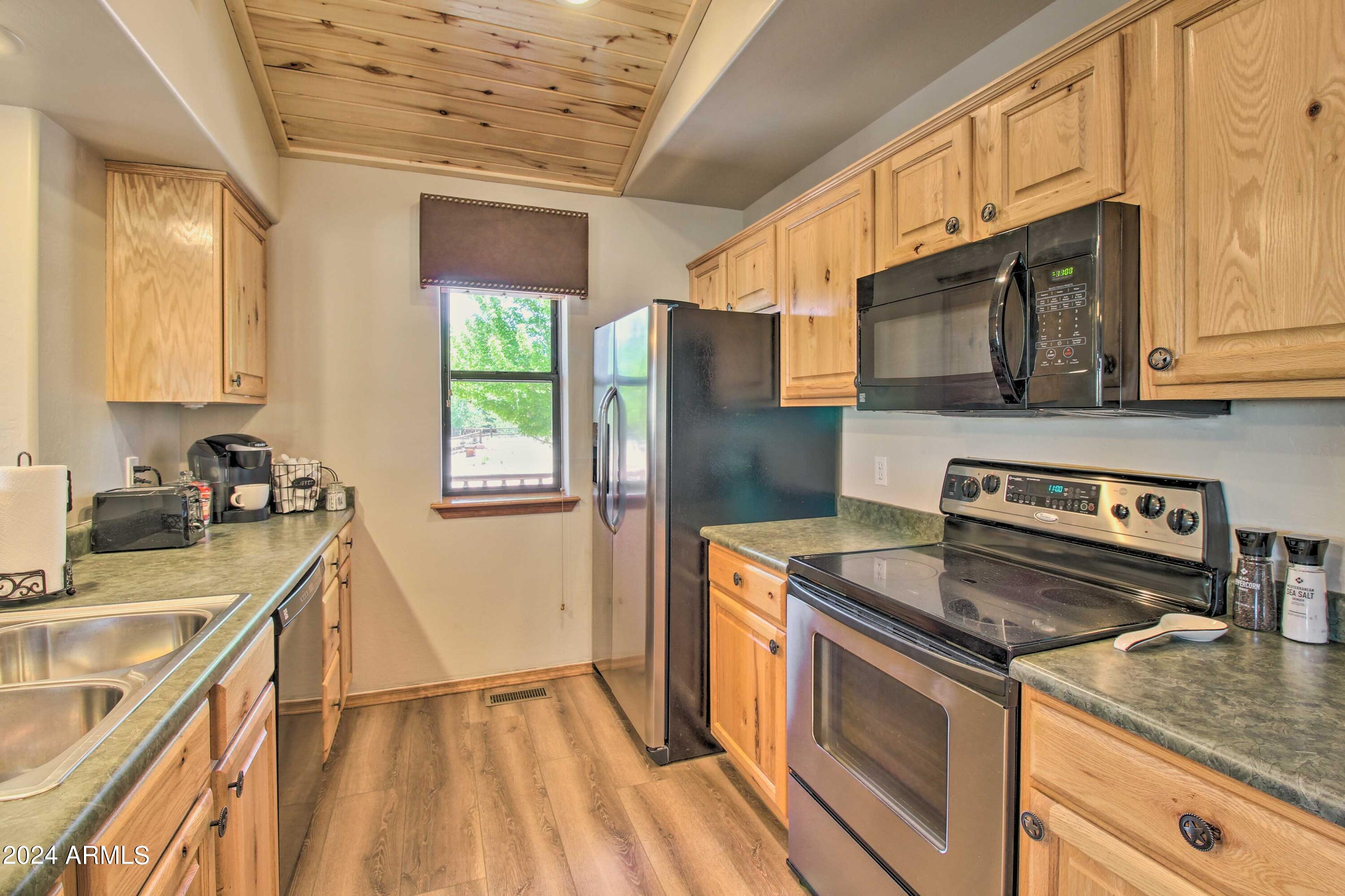 2320 Buffalo Loop Overgaard, AZ 85933 - Photo 7 of 54 KITCHEN