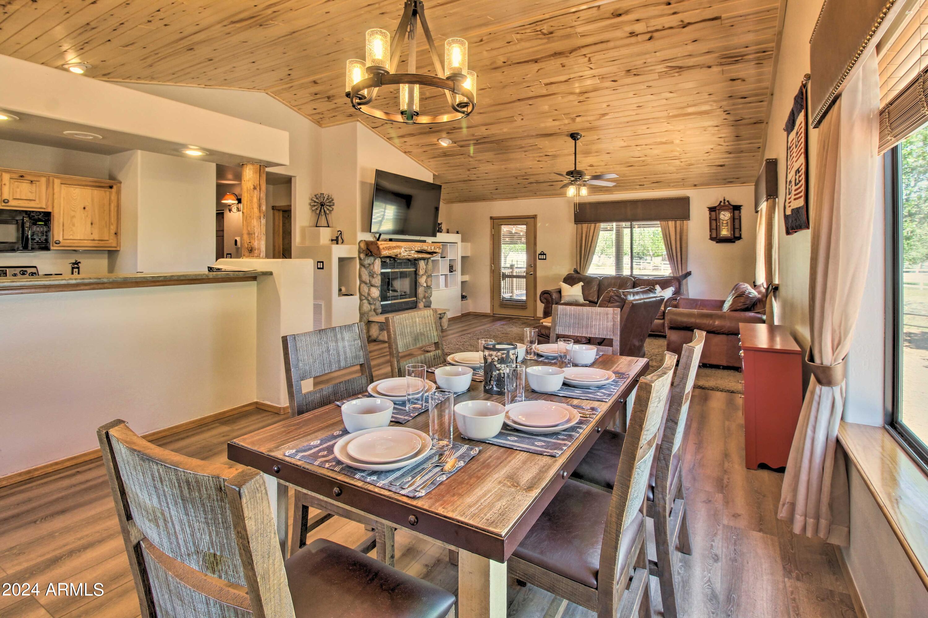 2320 Buffalo Loop Overgaard, AZ 85933 - Photo 9 of 54 DINING