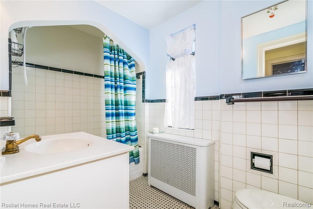 3544 Yorkshire Road Detroit, MI 48224 - Photo 17 of 26 021-Bathroom-4964770-medium.jpg