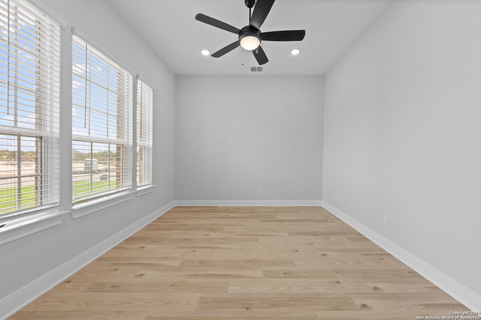 159 Azalea Alley Castroville, TX 78009 - Photo 5 of 21