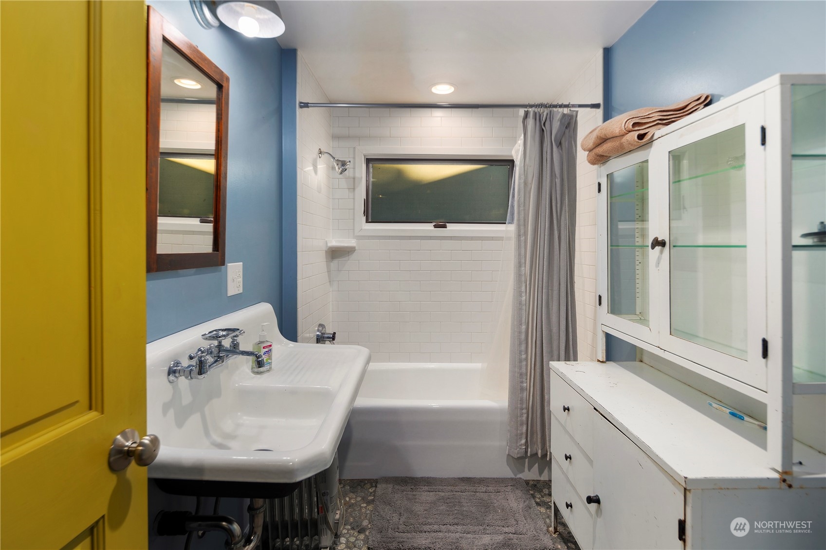 620 South Tulloch Road Snohomish, WA 98290 - Photo 18 of 38 a bathroom with a bathtub a sink and a mirror