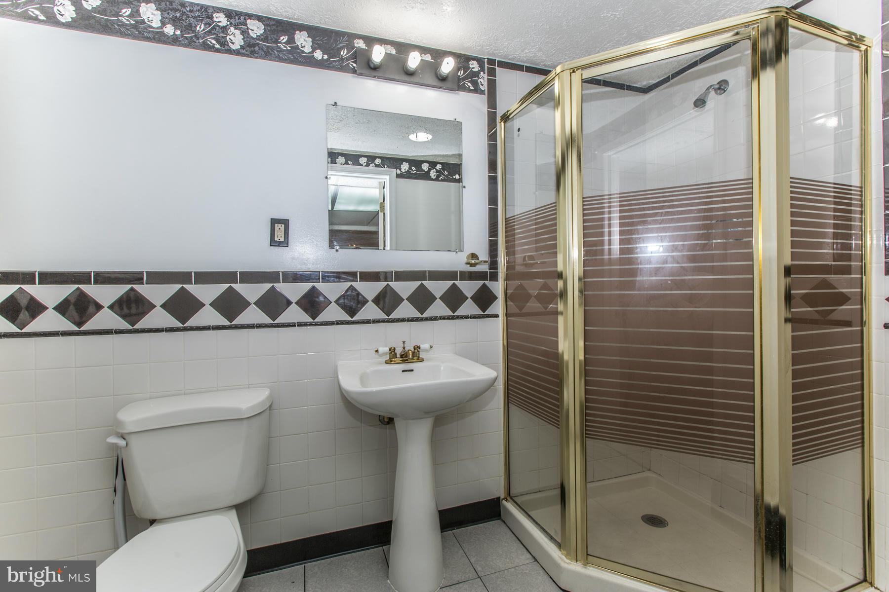303 Whitaker Road Pasadena, MD 21122 - Photo 2 of 24 Bath