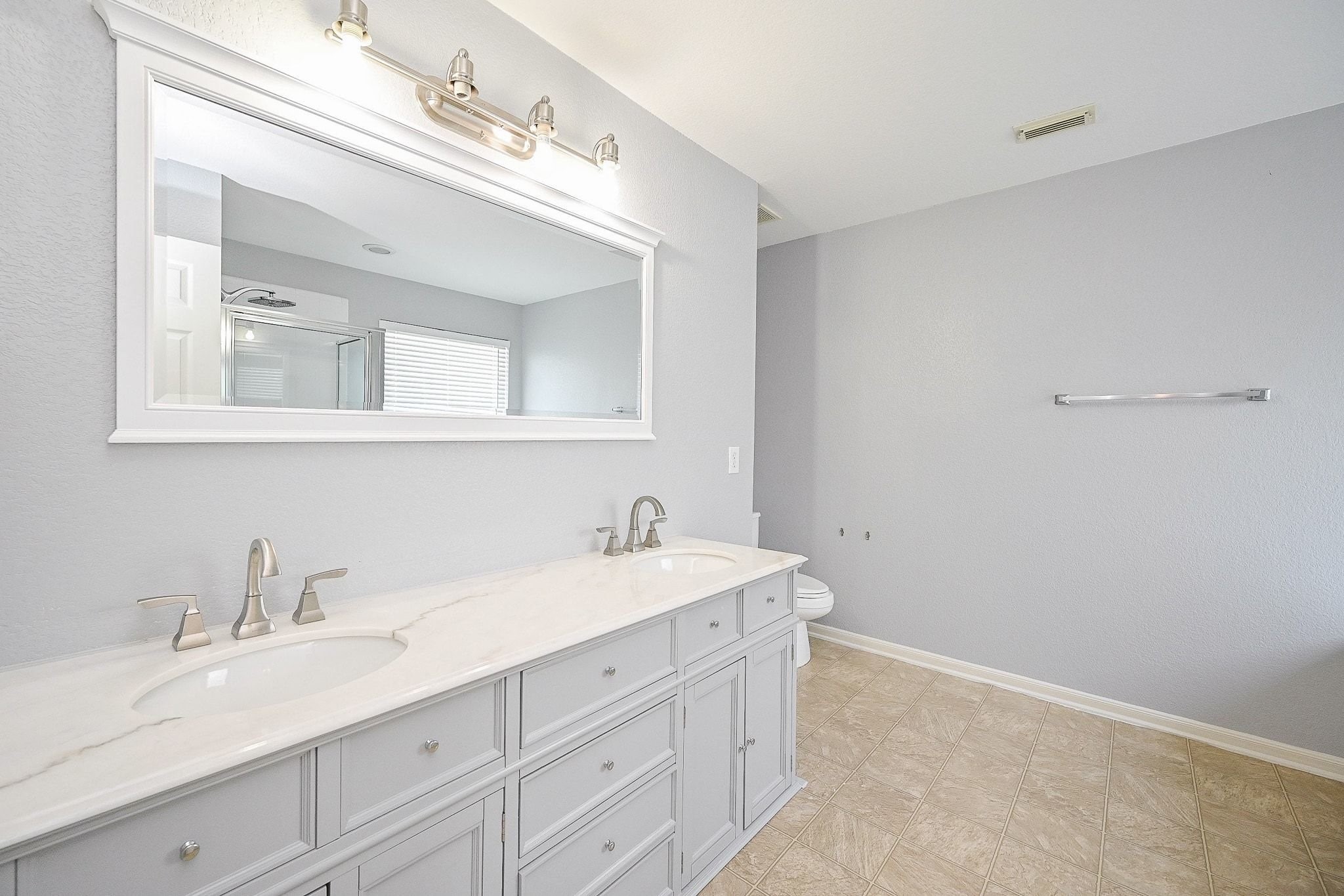 6638 Autumn Sunset Lane Spring, TX 77379 - Photo 22 of 32
Bright and spacious bathroom featuring a dual-sink vanity, elegant fixtures, and a relaxing bathtub, perfect for unwinding.