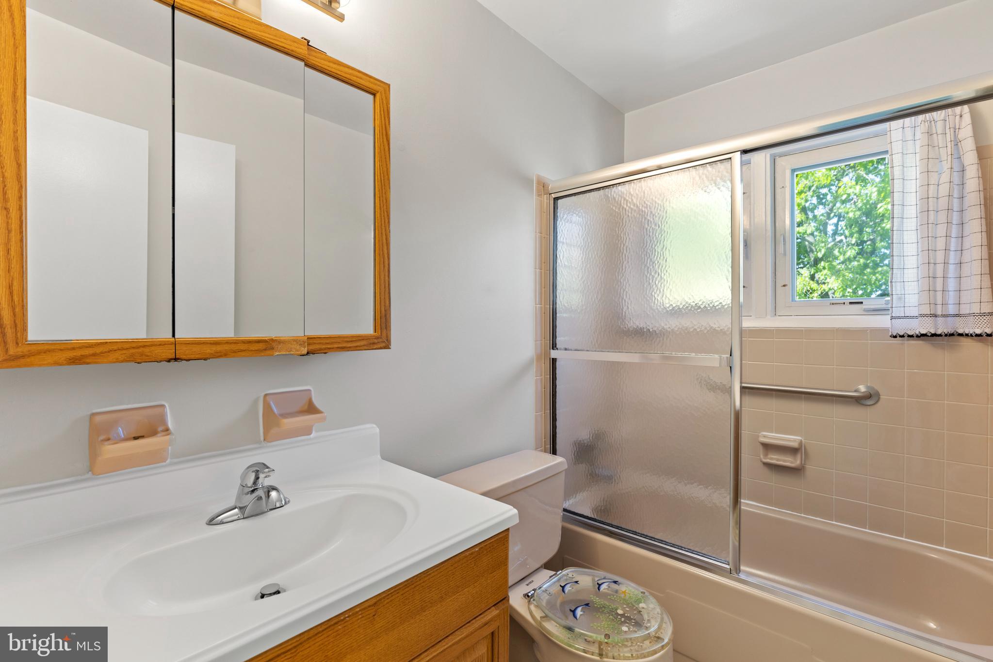 1921 Dundee Road Rockville, MD 20850 - Photo 19 of 41 Primary Bathroom