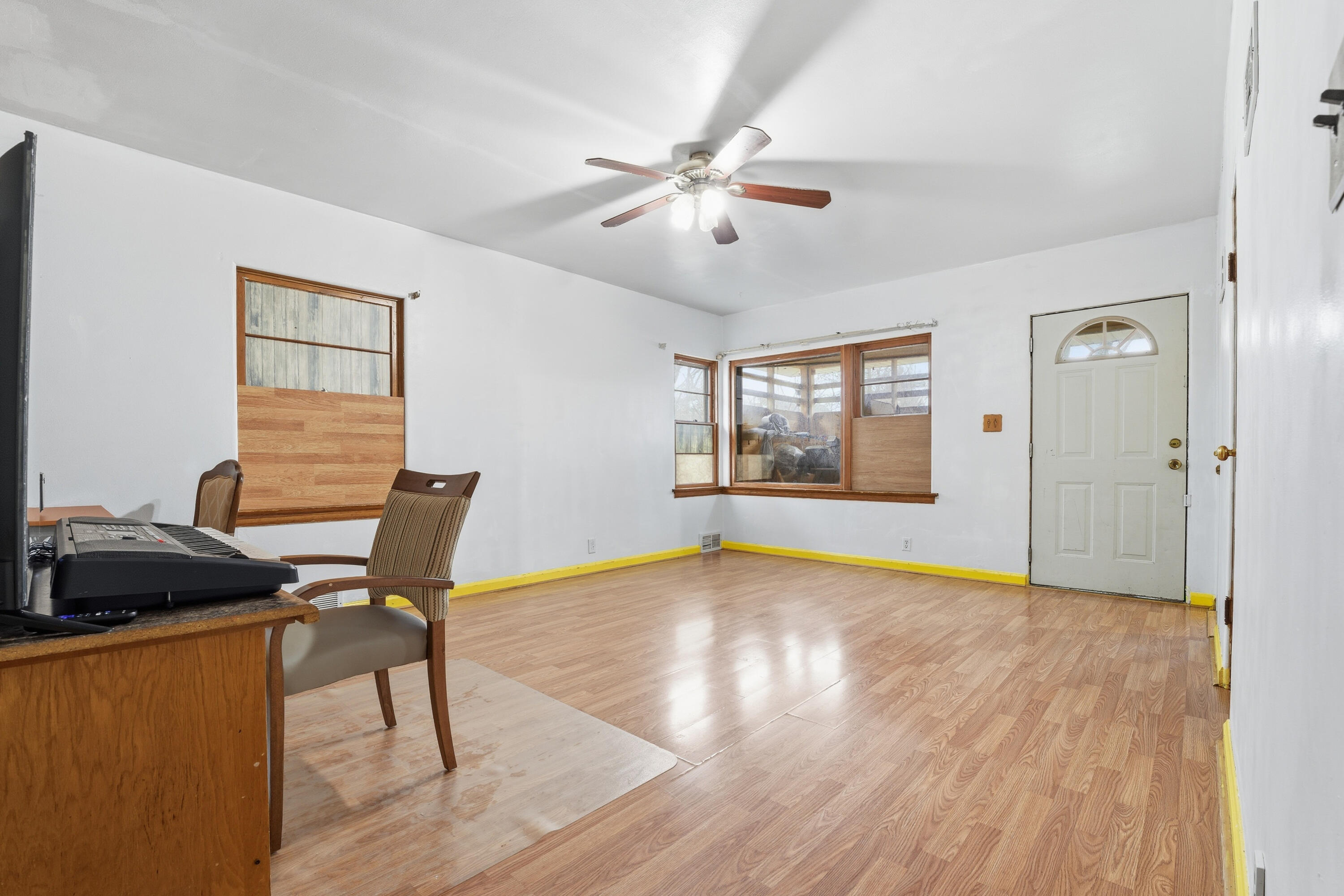 5282 North 53rd Street Milwaukee, WI 53218 - Photo 12 of 29 Living Room