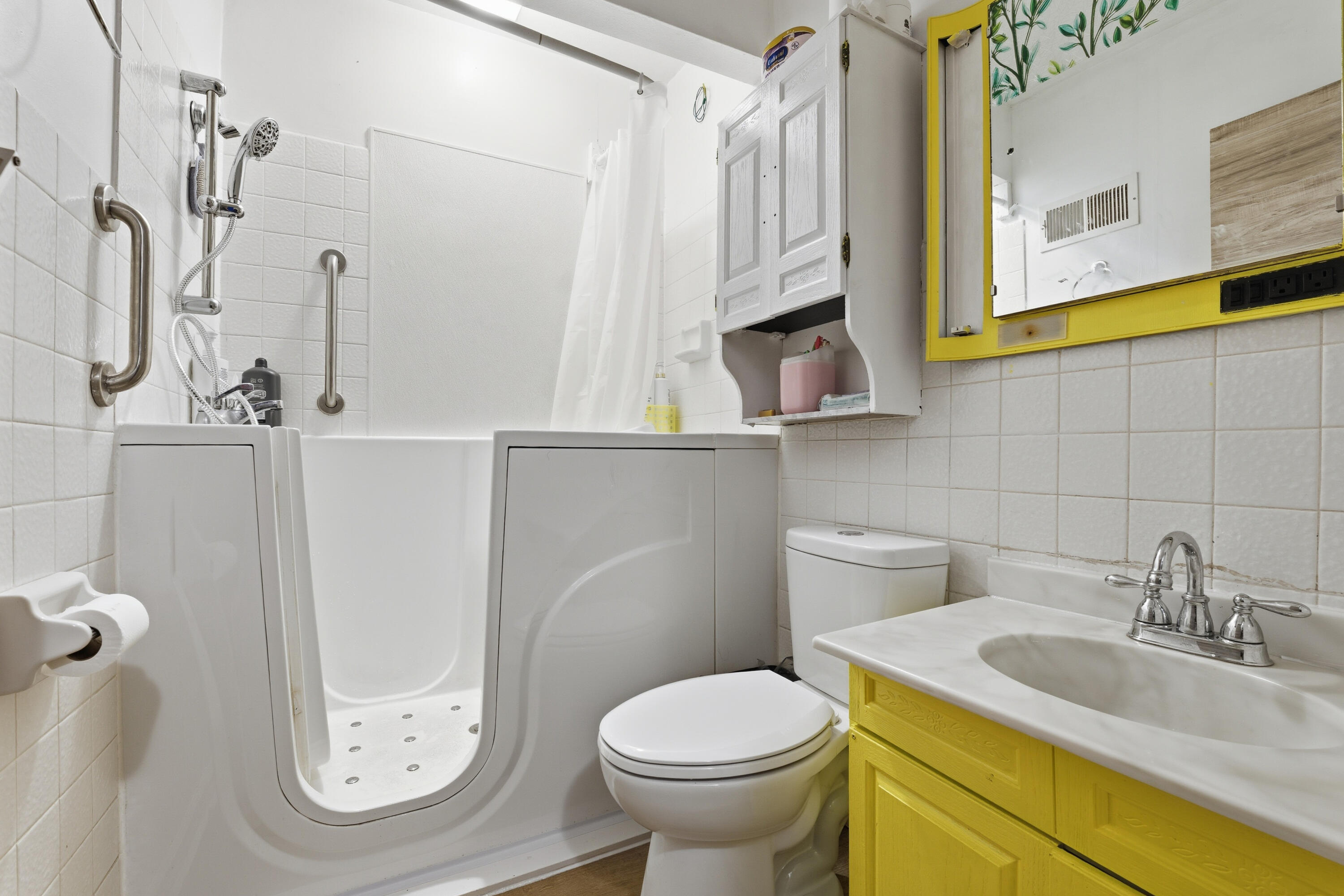 5282 North 53rd Street Milwaukee, WI 53218 - Photo 17 of 29 Bathroom