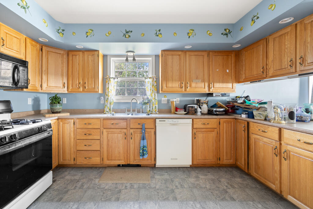 499 Wing Road Hermon, ME 04401 - Photo 6 of 31 Kitchen