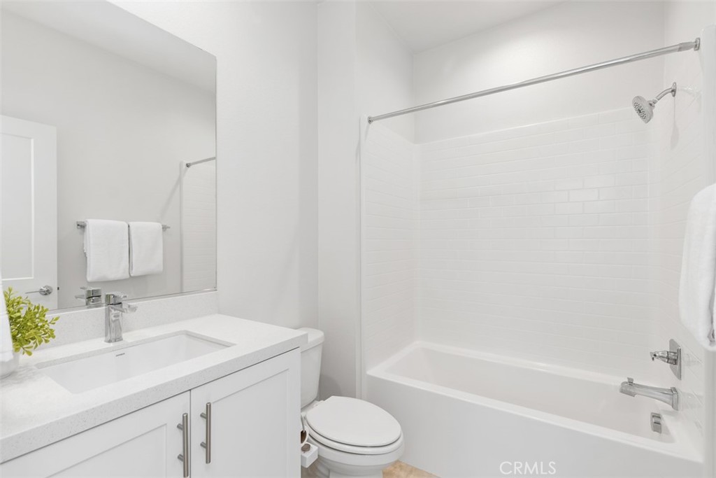 155 Fable Irvine, CA 92618 - Photo 23 of 41 a bathroom with a sink a toilet and a bathtub