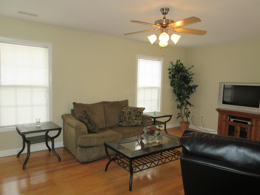 185 Azalea Ridge Johnson City, TN 37601 - Photo 6 of 30 Living room