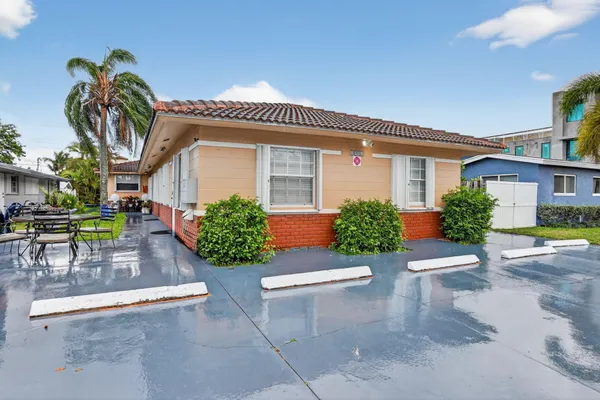 $2,200 | 1932 Northeast 7th Street, Unit 2, Deerfield Beach, FL 33441