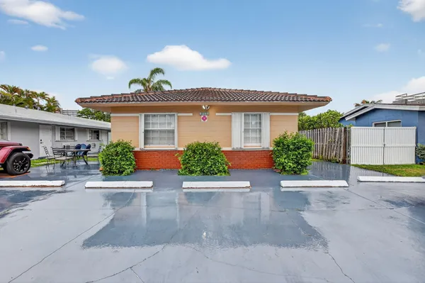 $2,200 | 1932 Northeast 7th Street, Unit 2, Deerfield Beach, FL 33441