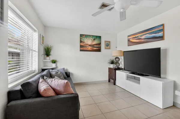 $2,200 | 1932 Northeast 7th Street, Unit 2, Deerfield Beach, FL 33441