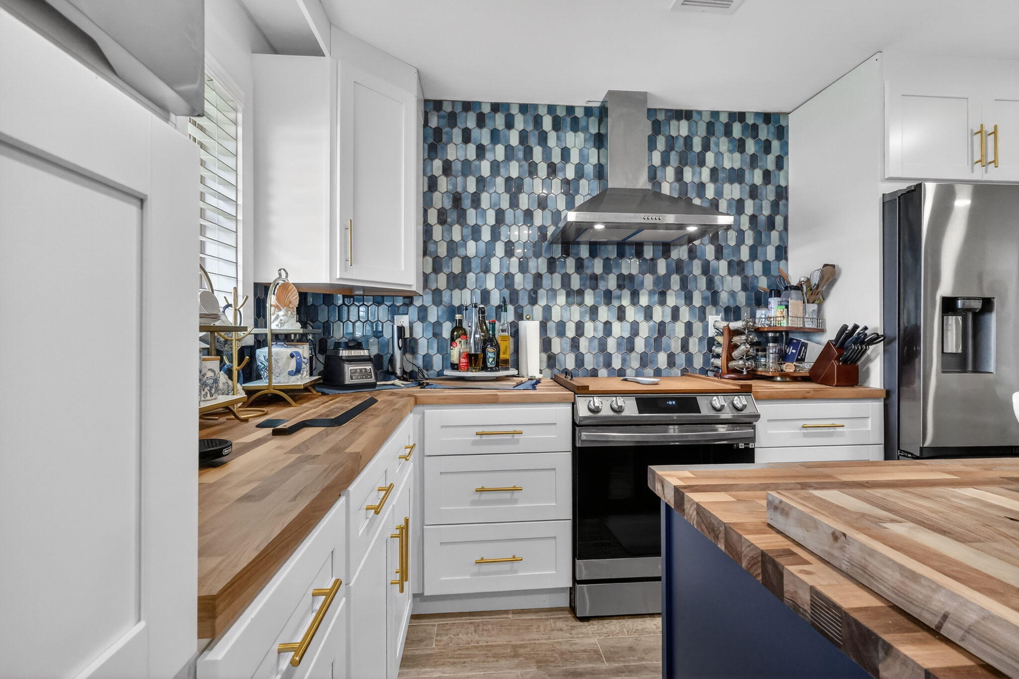 212 West High Point Terrace, Unit C Delray Beach, FL 33445 - Photo 12 of 35 a kitchen with a stove and a refrigerator