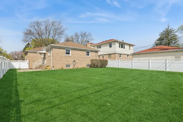 $425,000 | 7661 North Neva Avenue, Niles, IL 60714