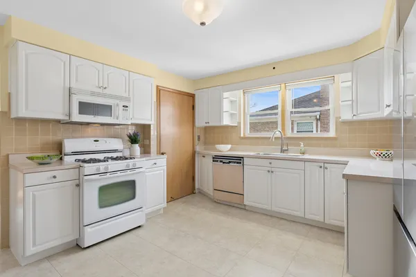 $425,000 | 7661 North Neva Avenue, Niles, IL 60714