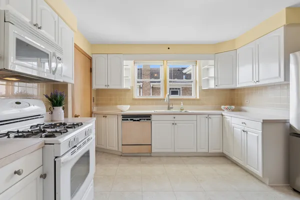 $425,000 | 7661 North Neva Avenue, Niles, IL 60714