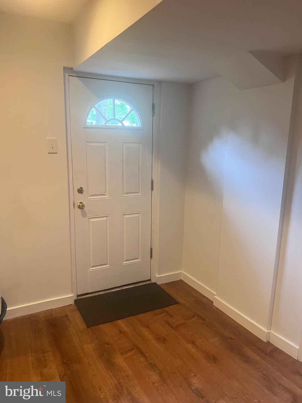 13235 Sturbridge Road Woodbridge, VA 22192 - Photo 6 of 53 Welcoming entryway with natural light.