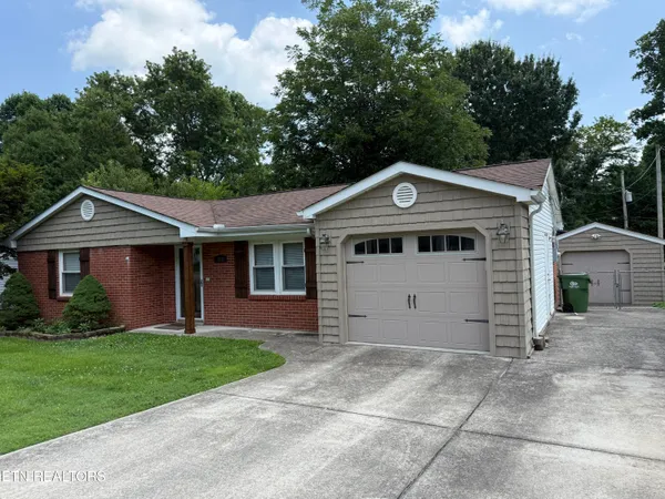 $324,900 | 212 Barnes Avenue, Maryville, TN 37803