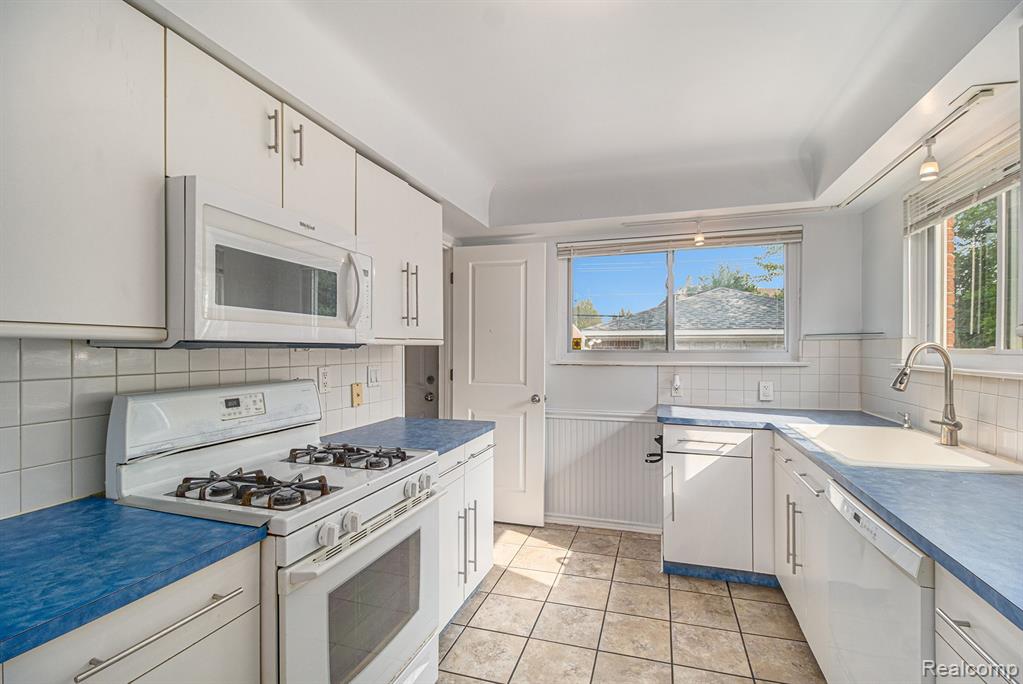 26842 Ford Road Dearborn Heights, MI 48127 - Photo 11 of 36
