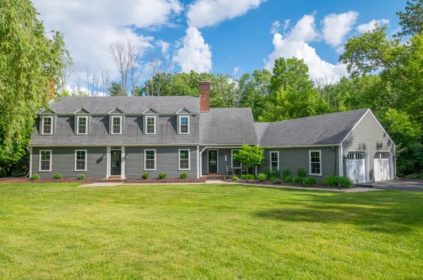 $884,900 | 123 West Glenview Court, Mequon, WI 53092