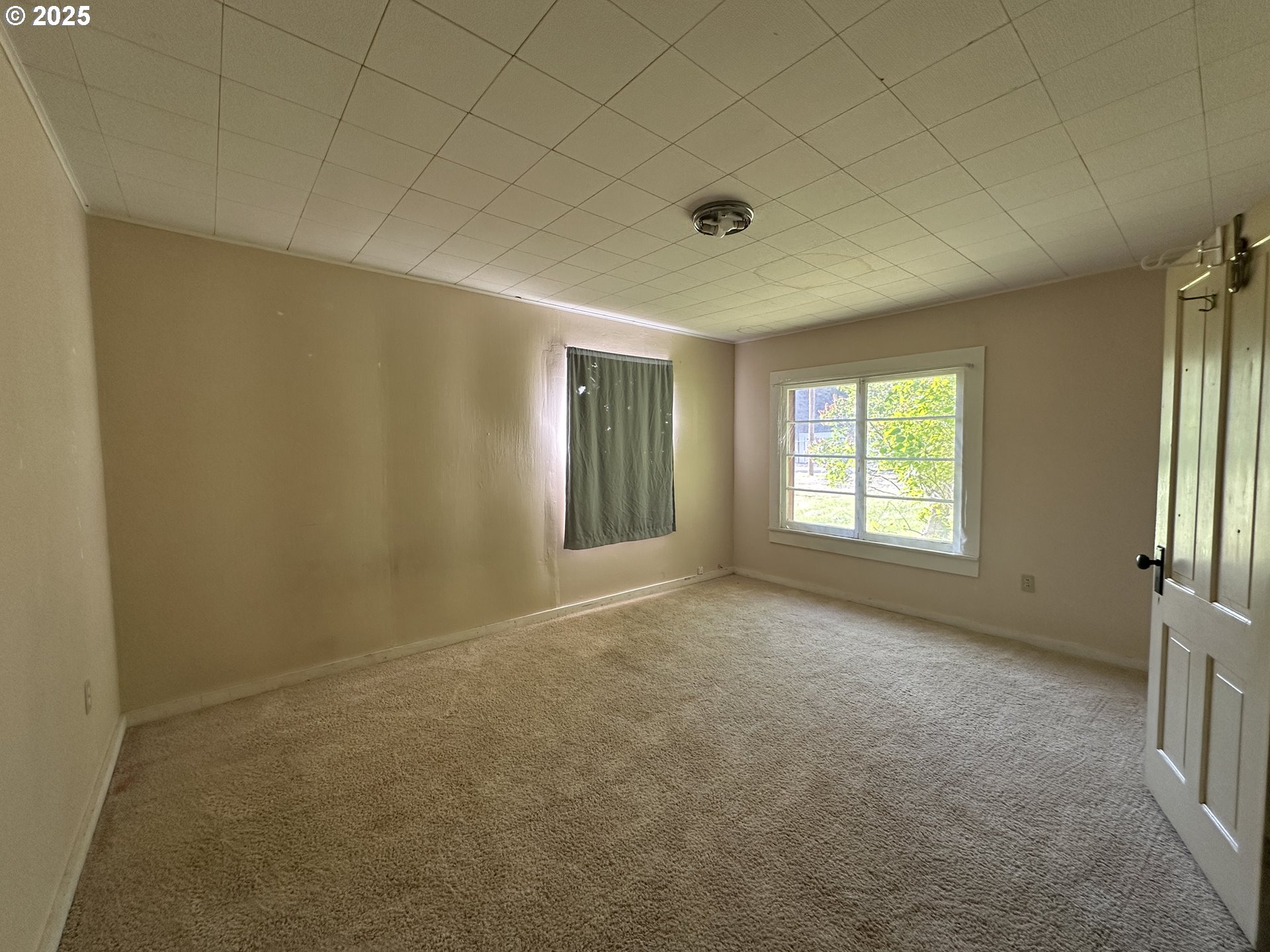 101 First Street Fossil, OR 97830 - Photo 3 of 13 an empty room with windows