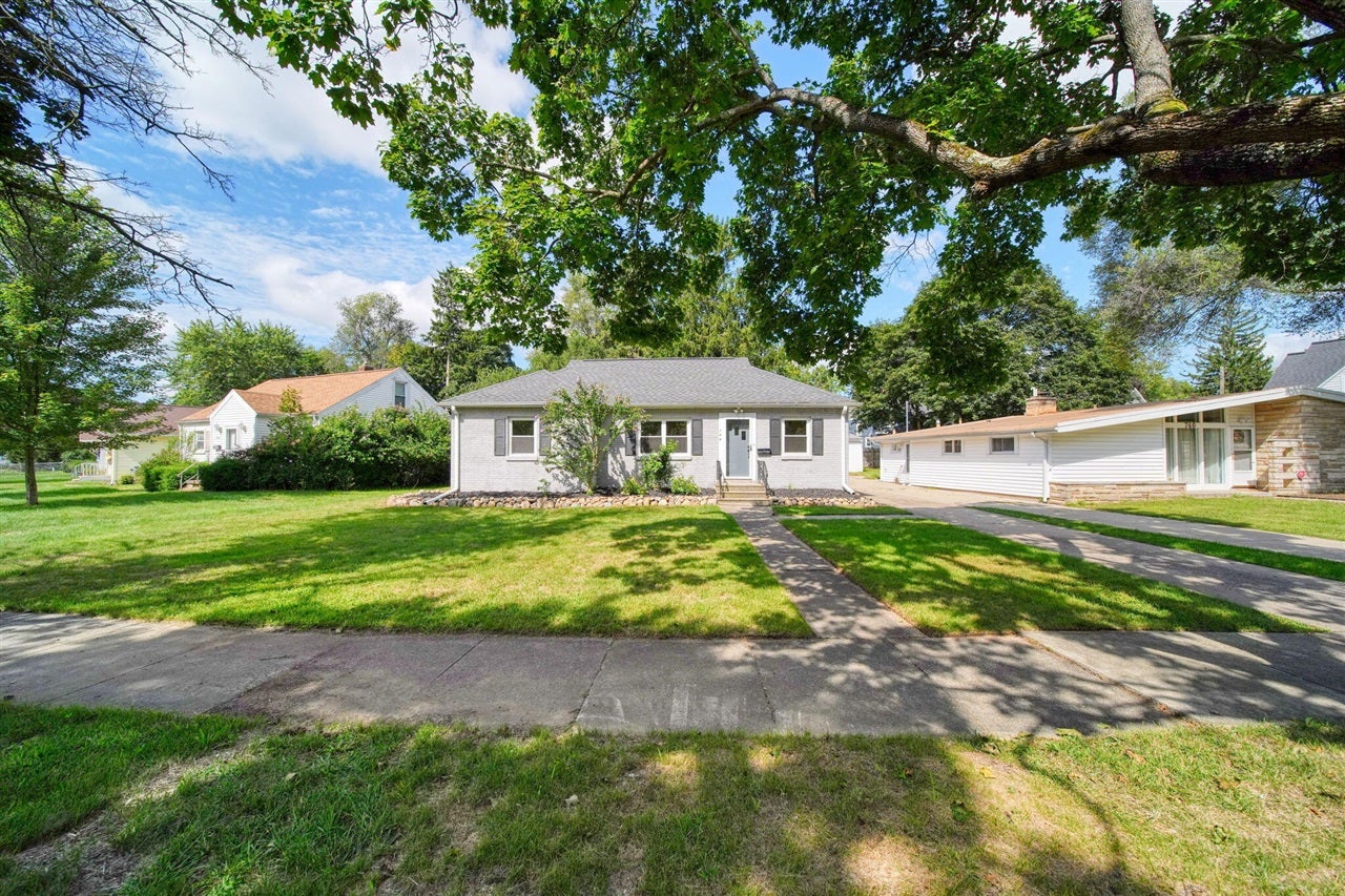 744 Briarcliff Road Jackson, MI 49203 - Photo 2 of 33 Gallery Image 2
