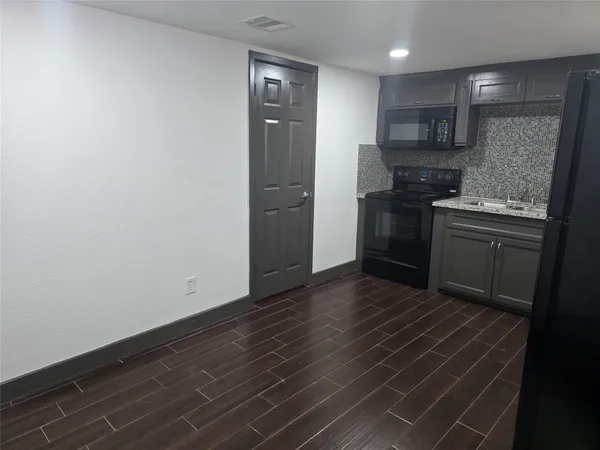 $1,000 | 1501 Asbury Street, Unit B, Houston, TX 77007