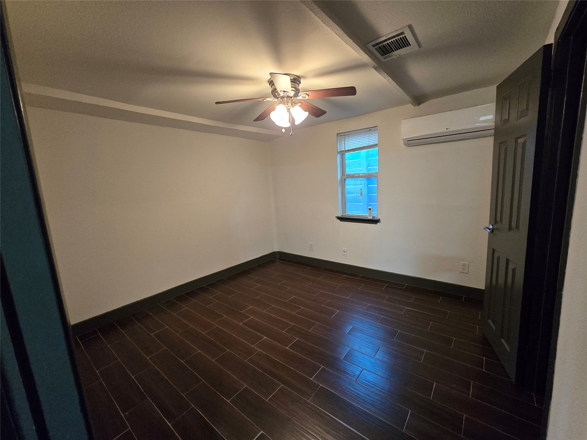 1501 Asbury Street, Unit B Houston, TX 77007 - Photo 4 of 9 Primary Room