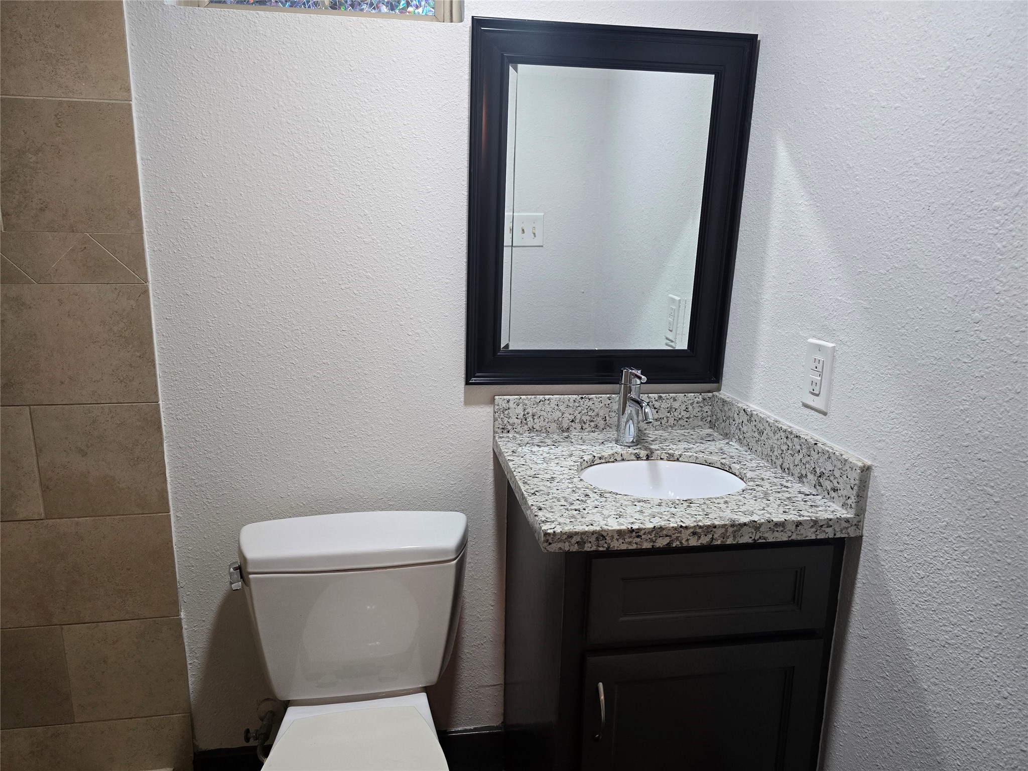 1501 Asbury Street, Unit B Houston, TX 77007 - Photo 5 of 9 Primary bathroom